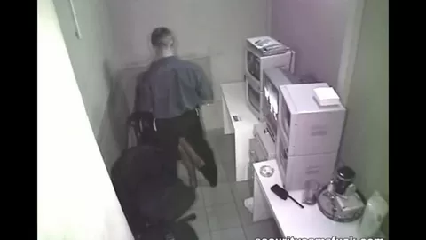 Скрытая камера охраны сняла секс в офисе во время работы.