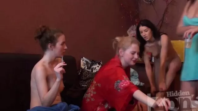 Скрытая Камера в душе женского общежития видео - смотреть роликов онлайн