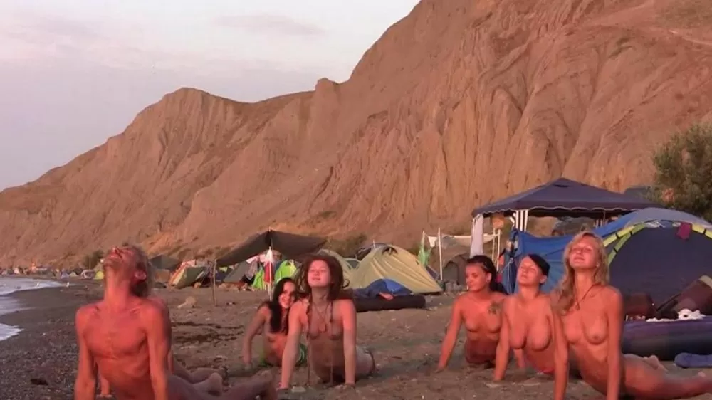 Пляжный волейбол с голыми девочками обнаженные русские туристки играют в мяч красивые попы