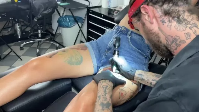 Хочешь татуировку на киске? Будь готова к ебле с тату мастером