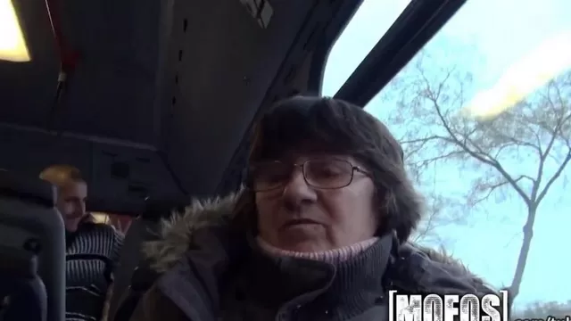 Пассажир трахнул девушку в автобусе на глазах у всех людей