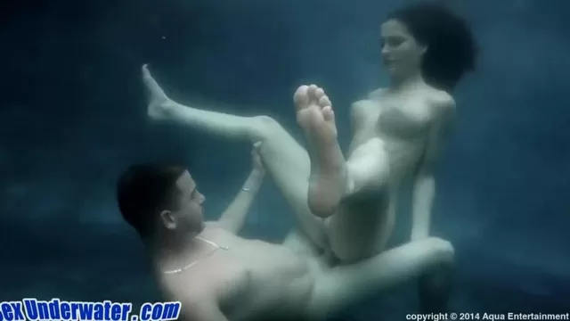 Реальный русский секс в бассейне в воде