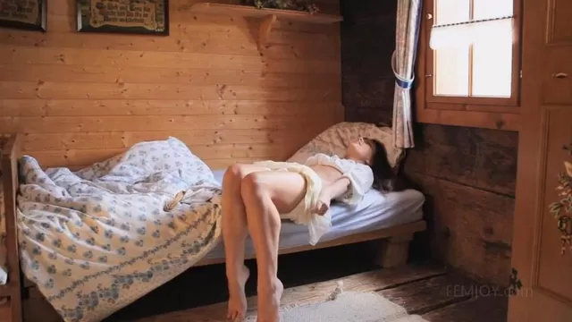 Развратная голая девушка в спальне - фото