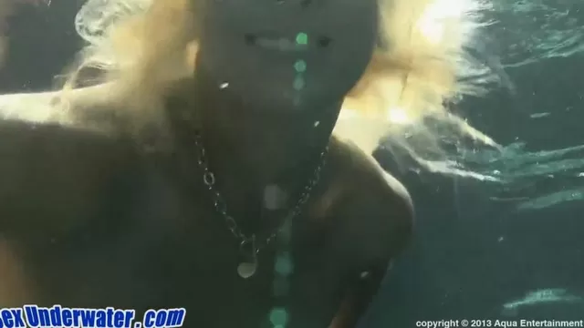 Минет под водой (63 фото) - секс и порно укатлант.рф